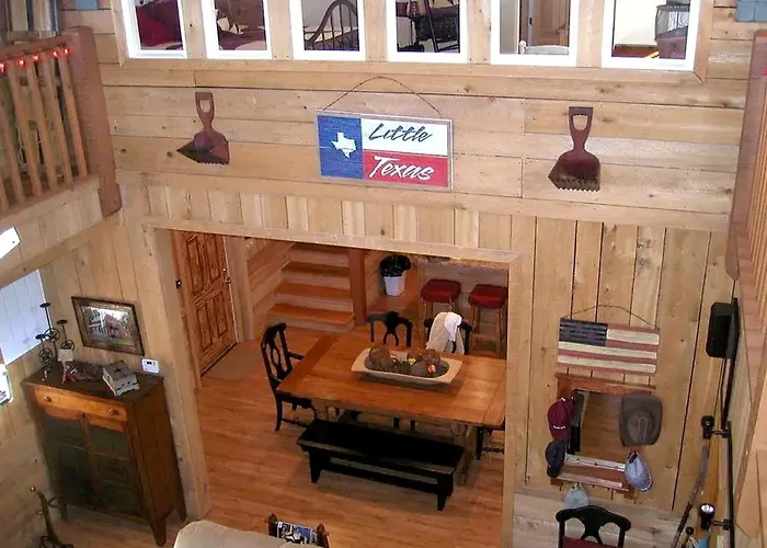 Beautifully Furnished Barn Getaway Located On A Sustainable Living Farm Near Metropolis, Illinois Holiday home *