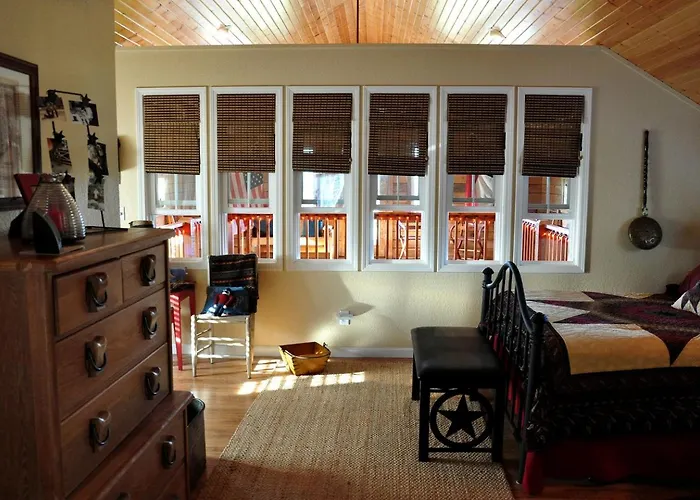 Beautifully Furnished Barn Getaway Located On A Sustainable Living Farm Near Metropolis, Illinois *