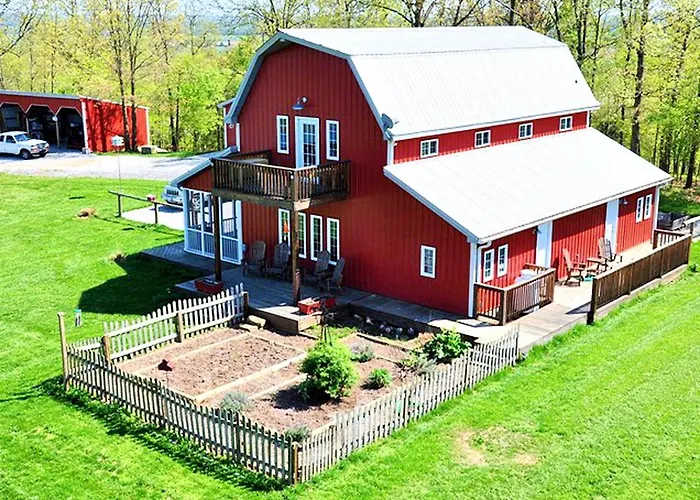Beautifully Furnished Barn Getaway Located On A Sustainable Living Farm Near Metropolis, Illinois Holiday home *