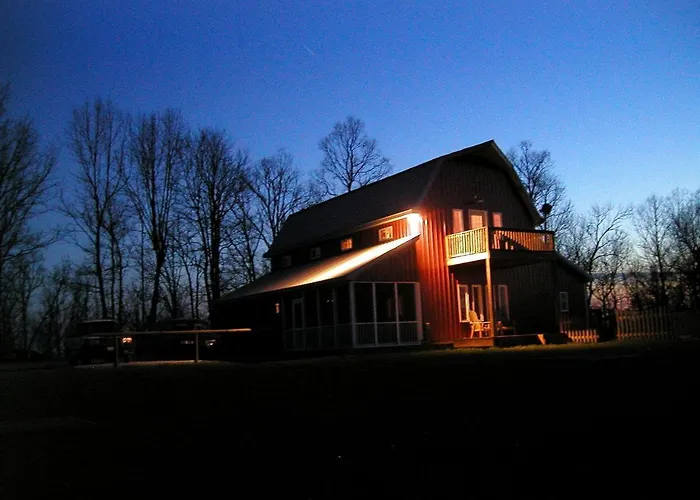 Beautifully Furnished Barn Getaway Located On A Sustainable Living Farm Near Metropolis, Illinois Holiday home